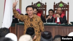 Gubernur DKI Jakarta, Basuki "Ahok" Tjahaja Purnama hadir dalam sidang kasus penistaan agama di Jakarta (foto; ilustrasi). Amnesti Internasional dalam pernyataan hari Selasa (7/3), menuntut Indonesia mencabut UU Penistaan Agama, karena bertentangan dengan kewajiban HAM. 