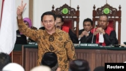 Gubernur DKI Jakarta Basuki Tjahaja Purnama atau Ahok saat menghadiri sidang pengadilan kasus penodaan agama di Jakarta, 3 Januari 2017 lalu. (Foto: dok). 