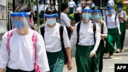 ရန်ကုန်မြို့က အထက်တန်းကျောင်းတခုမှာ COVID-19 ကပ်ရောဂါကာလ ပထမဆုံး ကျောင်းဖွင့်ရက် မြင်ကွင်း။ (ဇူလိုင် ၂၁၊ ၂၀၂၀)