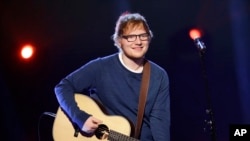 Ed Sheeran biểu diễn cho Đài truyền hình quốc gia Ý RAI TV ở Milan.