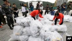 지난 21일 경기도 파주시 통일동산주차장에서 탈북자 단체 '자유북한운동연합' 회원들이 북한 정권을 비난하는 내용의 전달을 북으로 날려보냈다.