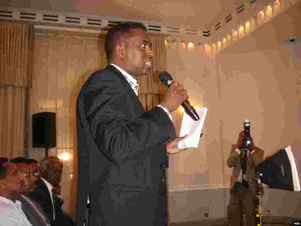 Dadwaynihii ka soo qeyb-galay barnaamijka oo madaxweynaha su'aalo waydiinaya.