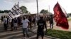 Arhiva - Demonstranti se pripremaju za marš zbog prošlonedeljne pucnjave u kojoj je teško ranjen Džejkob Blejk, u Kenoši, Viskonsin, 27. avgusta 2020.