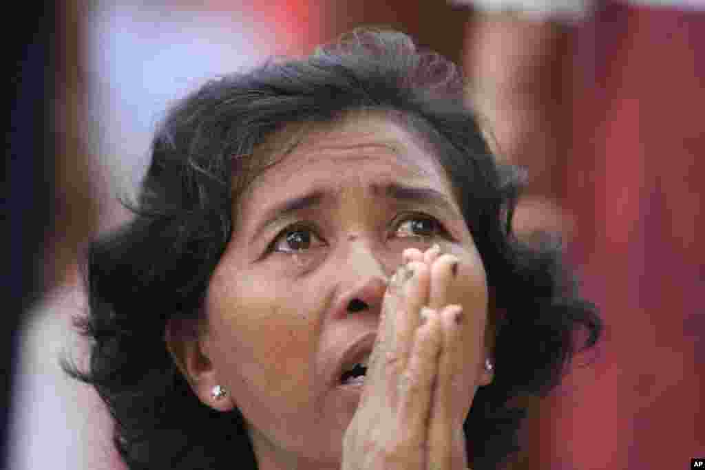 A Cambodian woman prays in front of the main gate of the Royal Palace in Phnom Penh, Cambodia, to mourn the death of former King Norodom Sihanouk, October 15, 2012. 