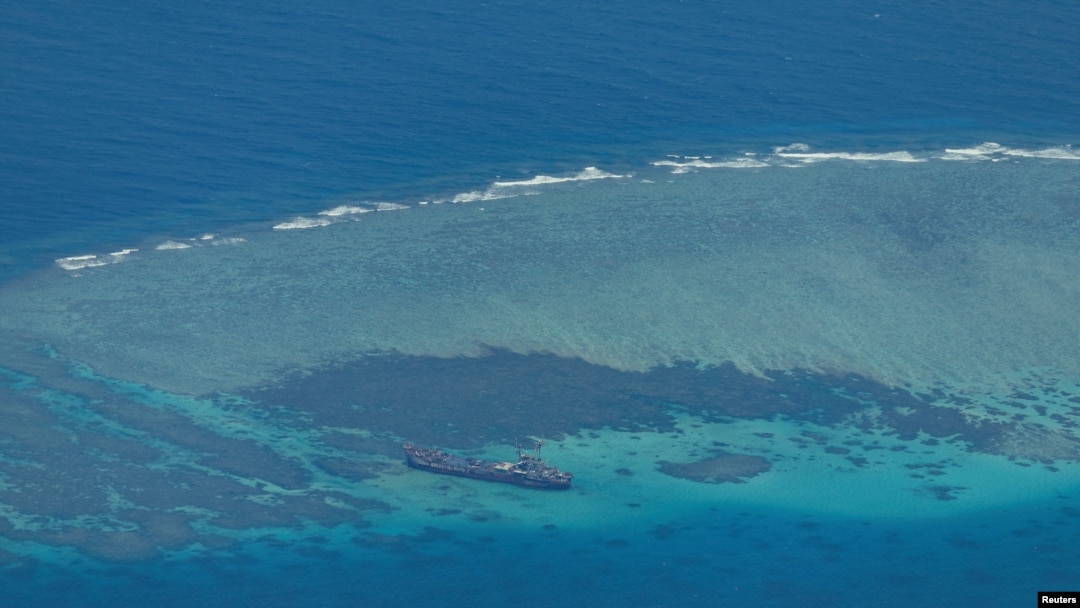 ARCHIVO - Una vista aérea muestra el bombardero naval en Sierra Madre en el disputado Second Thomas Shoal, conocido localmente como Ayungin, en el Mar de China Meridional, el 9 de marzo de 2023.