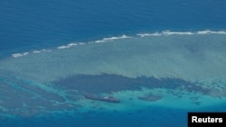 ARCHIVO - Una vista aérea muestra el bombardero naval en Sierra Madre en el disputado Second Thomas Shoal, conocido localmente como Ayungin, en el Mar de China Meridional, el 9 de marzo de 2023.