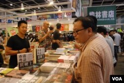 香港市民李先生表示，很多年輕人對廣東話的用詞混淆，希望一些關於正統中文及廣東話的書籍給子姪參考(美國之音湯惠芸)