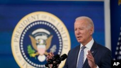 조 바이든 대통령이 22일 백악관에서 차기 연방준비위원회 의장에 현 제롬 파월 의장을 지명한다고 밝히고 있다.