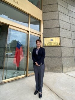 新任台湾驻美代表萧美琴2020年7月24日第一天上任在驻美国台北经济文化代表处门口拍照(台湾驻美代表处推特)