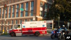 A ambulância que transporta Ashoka Mukpo