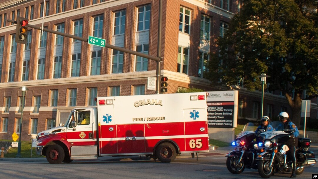 Sebuah ambulan melintas di depan Nebraska Medical Center, Omaha, Nebraska (Foto: dok). 