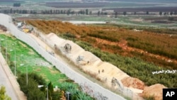 Israel ha estado empleando excavadoras y otra maquinaria pesada para levantar un enorme muro junto a su frontera norte alegando que es necesario para proteger a los civiles de los ataques de Jezbolá.