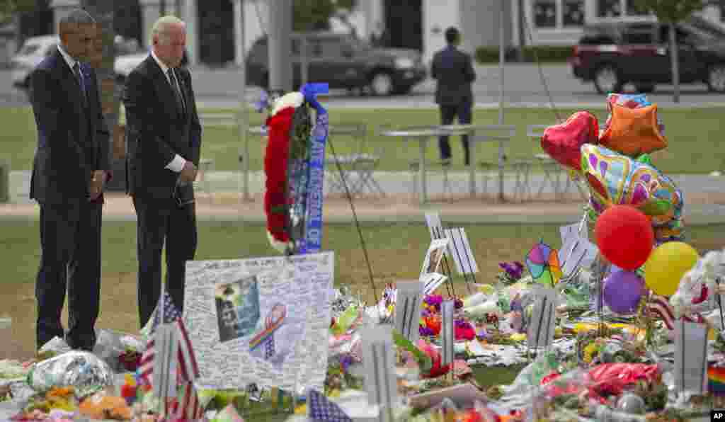 صدر اوباما نے ہلاک شدگان کی یادگار پر 49 پھولوں پر مشتمل دو گلدستے رکھے۔