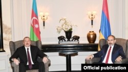 Azərbaycan prezidenti İlham Əliyev və Ermənistanın baş naziri Nikol Paşinyan Vyanada görüş zamanı, 29 mart, 2019.