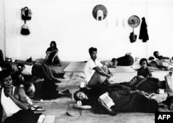 资料照片: 中国“大跃进”政策造成的饥荒期间，有14万至20万人非法进入香港。1962年5月中国难民在香港的临时避难所。