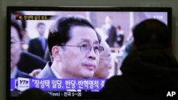 People watch a TV news program showing North Korean leader Kim Jong Un's uncle, Jang Song Thaek, at the Seoul Railway Station in Seoul, South Korea, Dec. 9, 2013.
