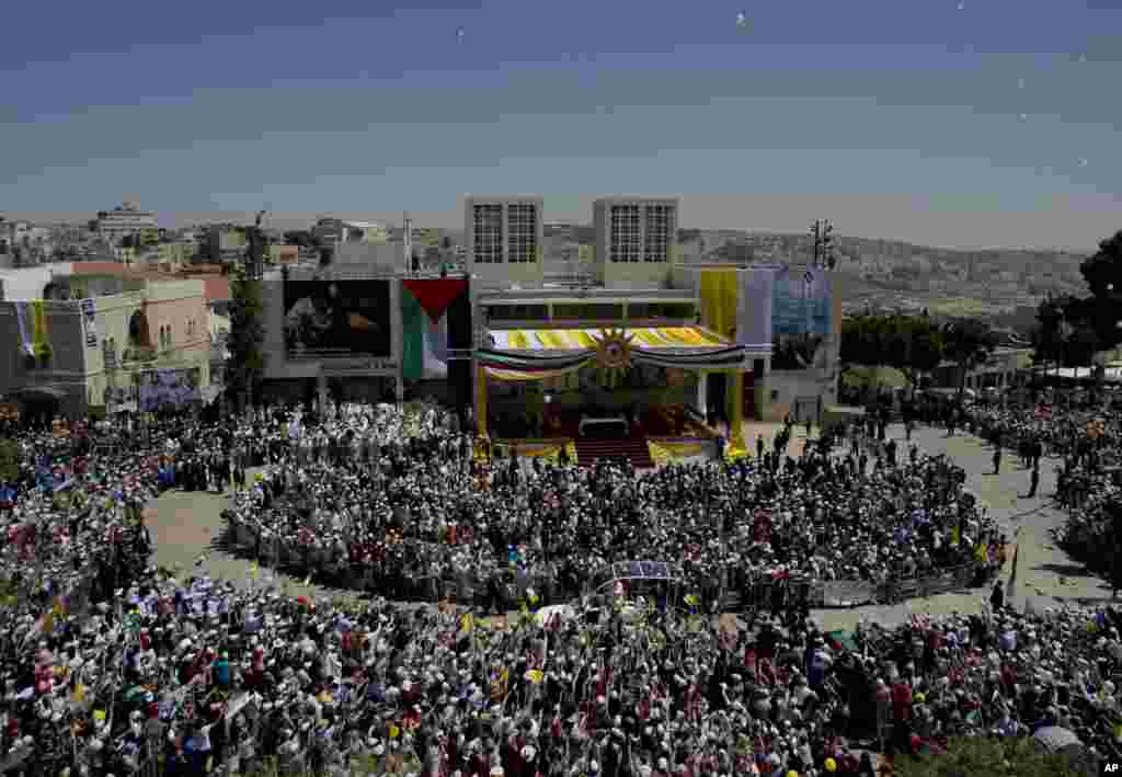 O Papa Francisco cumprimenta a população à chegada a Belém,&nbsp; Maio 25, 2014.