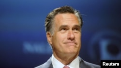 Mitt Romney berbicara di hadapan pertemuan kelompok pejabat Latino terpilih di Orlando, Florida hari Kamis (21/6).