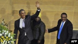 US President Barack Obama (L), alongside African Union Chairperson Nkosazana Dlamini Zuma (C), and Ethiopian Prime Minister Hailemariam Desalegn, arrives to speak about security and economic issues and US-Africa relations in Africa at the African Union He