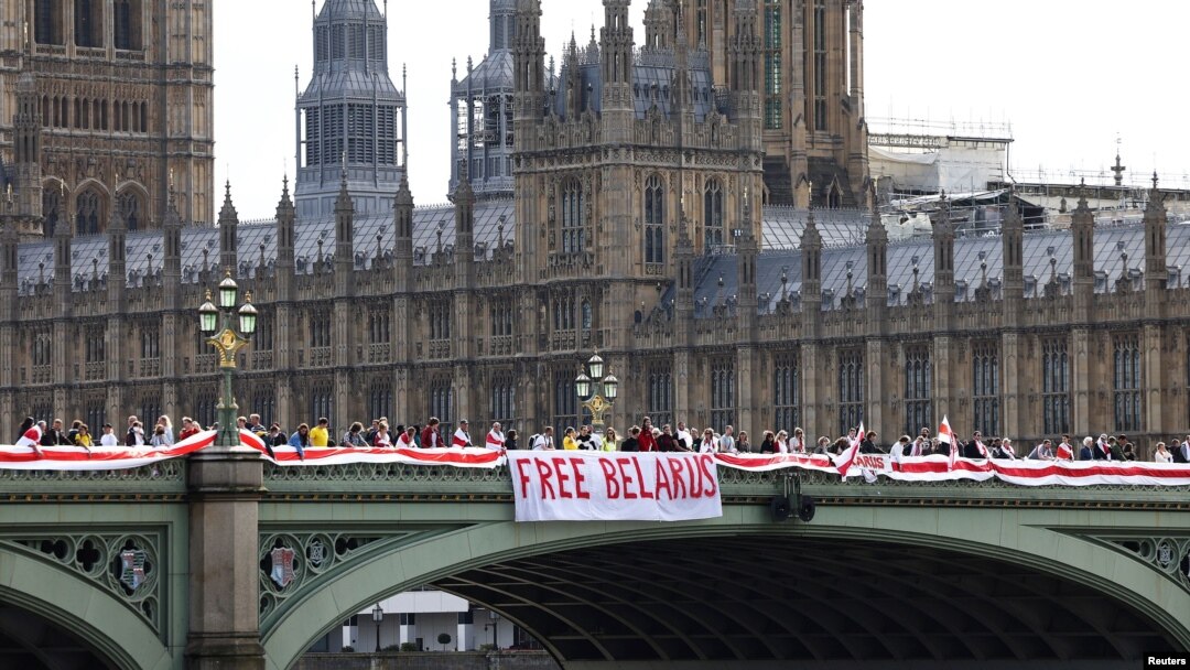 Britaniyada Belarus muxolifatining bayrog'i osib qo'yilgan