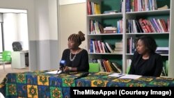 Sibongile Ndashe, à gauche, directrice exécutive de l’ONG Initiative for Strategic Litigation in Africa (ISLA) lors d’une conférence de presse, en Afrique du Sud, 28 octobre 2017. (Twitter/TheMikeAppel)