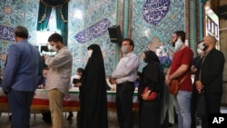 18일 이란 테헤란에 마련된 대통령 선거 투표소에서 투표를 하려는 시민들이 줄 서 있다.