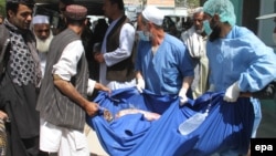 Un Afghan amené dans un hôpital local suite à un accident, à Ghazni, le 8 mai 2016.