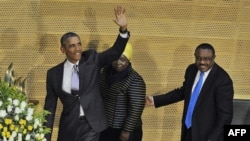 US President Barack Obama (L), alongside African Union Chairperson Nkosazana Dlamini Zuma (C), and Ethiopian Prime Minister Hailemariam Desalegn, arrives to speak about security and economic issues and US-Africa relations in Africa at the African Union He