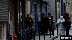 프랑스 파리 총격 사건 현장에서 경찰이 조사를 벌이고 있다.