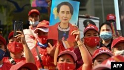  နိုင်ငံတော်အတိုက်ပင်ခံပုဂ္ဂိုလ်ဒေါ်အောင်ဆန်းစုကြည်ဓာတ်ပုံတွေ ကိုင်ပြီး စစ်အာဏာ ဆန့်ကျင်ဆန္ဒပြတဲ့ ထိုင်းနိုင်ငံ ဘန်ကောက်မြို့က ဆန္ဒပြပွဲတခု။ (ဖေဖော်ဝါရီ ၀၁၊ ၂၀၂၁)