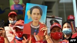 Dad kor u haya sawirka Aung San Suu Kyi.