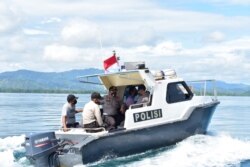 Kapal Speed boatPolisi saat sedang mengantarkan buku menuju Pulau Lutungan Kecamatan Baolan, Kabupaten Tolitoli, Sulawesi Tengah. Kamis, 6 Agustus 2020. (Foto: Humas Polres Tolitoli)