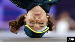 La australiana Rachael Gunn, conocida como Raygun, compite en el round robin de break dance femenino de los Juegos Olímpicos de París 2024 en La Concorde, en París, el 9 de agosto de 2024.