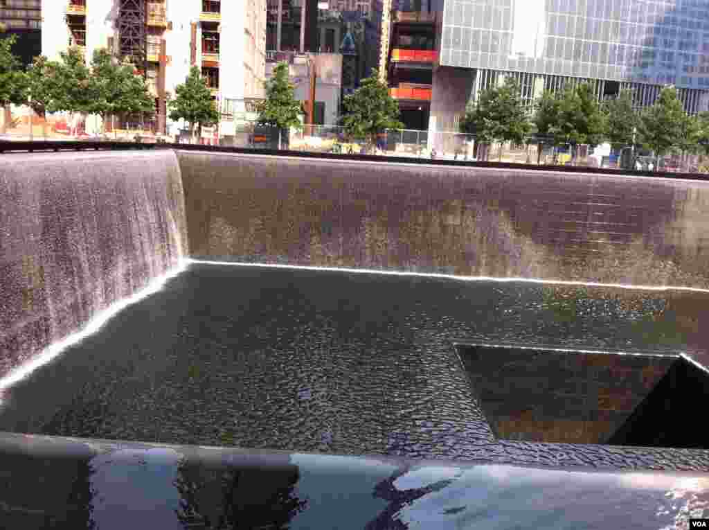 Spomenik u sjećanje žrtvama terorističkog napda na Svjetski trgovinski centar, 11. septembra 2001. (Photo: VOA / Sandra Lemaire)