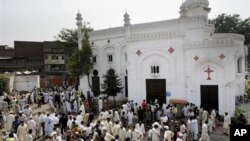 Warga berkumpul di lokasi serangan bom bunuh diri di sebuah gereja di Peshawar, Pakistan (22/9).