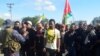 Cảnh sát Papua New Guinea ngăn sinh viên biểu tình tuần hành từ trường Đại học Papua New Guinea ở Port Moresby, ngày 8/6/2016.
