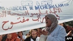 Des employés de la santé font grève contre le gouvernement, devant le ministère de la Santé, le 10 février 2010.