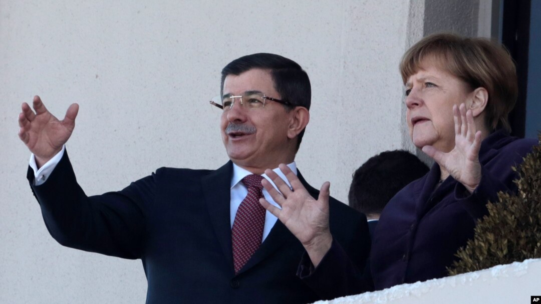 Thủ tướng Đức Angela Merkel và Thủ tướng Thổ Nhĩ Kỳ Ahmet Davutoglu trong buổi lễ chào đón tại Ankara, Thổ Nhĩ Kỳ, ngày 8/2/2016.