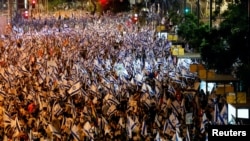 La gente participa en una manifestación contra el primer ministro israelí, Benjamin Netanyahu, y la reforma judicial de su gobierno de coalición nacionalista, en Tel Aviv, Israel, el 22 de julio de 2023.