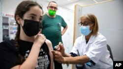 Một người trẻ Israeli được tiêm vaccine COVID-19 của Pfizer-BioNTech tại thành phố Rishon LeZion, miền trung Israel ngày 6/6/2021. 