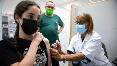 Một người trẻ Israeli được tiêm vaccine COVID-19 của Pfizer-BioNTech tại thành phố Rishon LeZion, miền trung Israel ngày 6/6/2021.