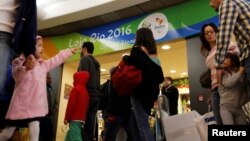 Para penumpang antri untuk pemeriksaan keamanan di bandara Congonhas, Sao Paulo, Brazil (18/7) menjelang acara pembukaan Olimpiade di Brazil. 