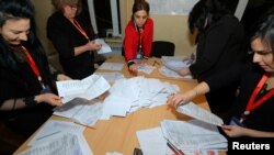 Подсчет голосов на одном из избирательных участков в Баку 