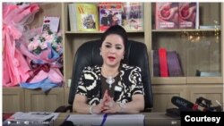 Bà Nguyễn Phương Hằng trong một buổi livestream. Các chương trình livestream của bà đã thu hút đông đảo khán giả ở Việt Nam