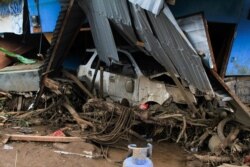 Sebuah mobil terlihat rusak akibat banjir bandang yang dipicu topan tropis di Flores Timur, Nusa Tenggara Timur, 6 April 2021. (Foto: Antara/Aditya Pradana Putra via REUTERS)
