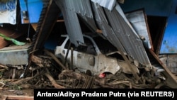 Sebuah mobil terlihat rusak akibat banjir bandang yang dipicu topan tropis di Flores Timur, Nusa Tenggara Timur, 6 April 2021. (Foto: Antara/Aditya Pradana Putra via REUTERS)