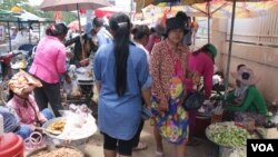 Garment workers buy food along the factory gates in Phnom Penh, Cambodia. (Photo: Khan Sokummono/VOA)