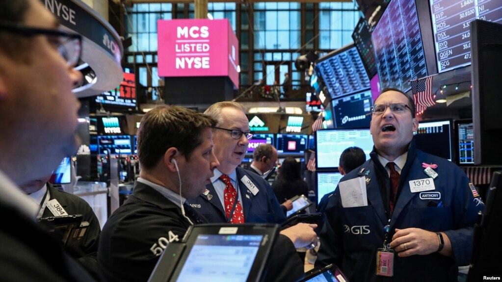 Трейдеры Нью-Йоркской фондовой биржи за работой