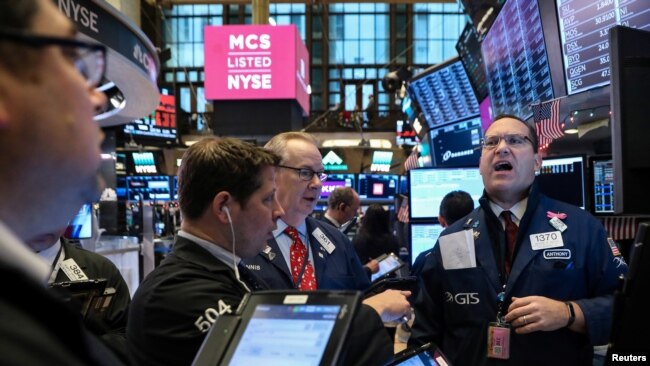 交易员们在美国纽约证券交易所工作（2018年12月14日）。