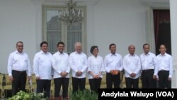 Menteri Energi dan Sumber Daya Mineral Archandra Tahar (paling kanan) berfoto bersama para menteri hasil perombakan kabinet kerja di teras belakang Istana Merdeka Jakarta (27/7).(VOA/Andylala)